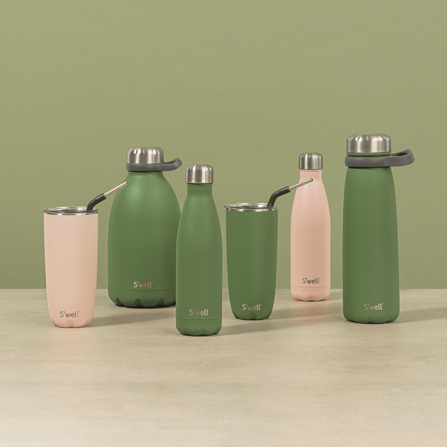 roamer-64oz-e6 Swell-64oz-GreenJasper-Roamer-Lifestyle.png