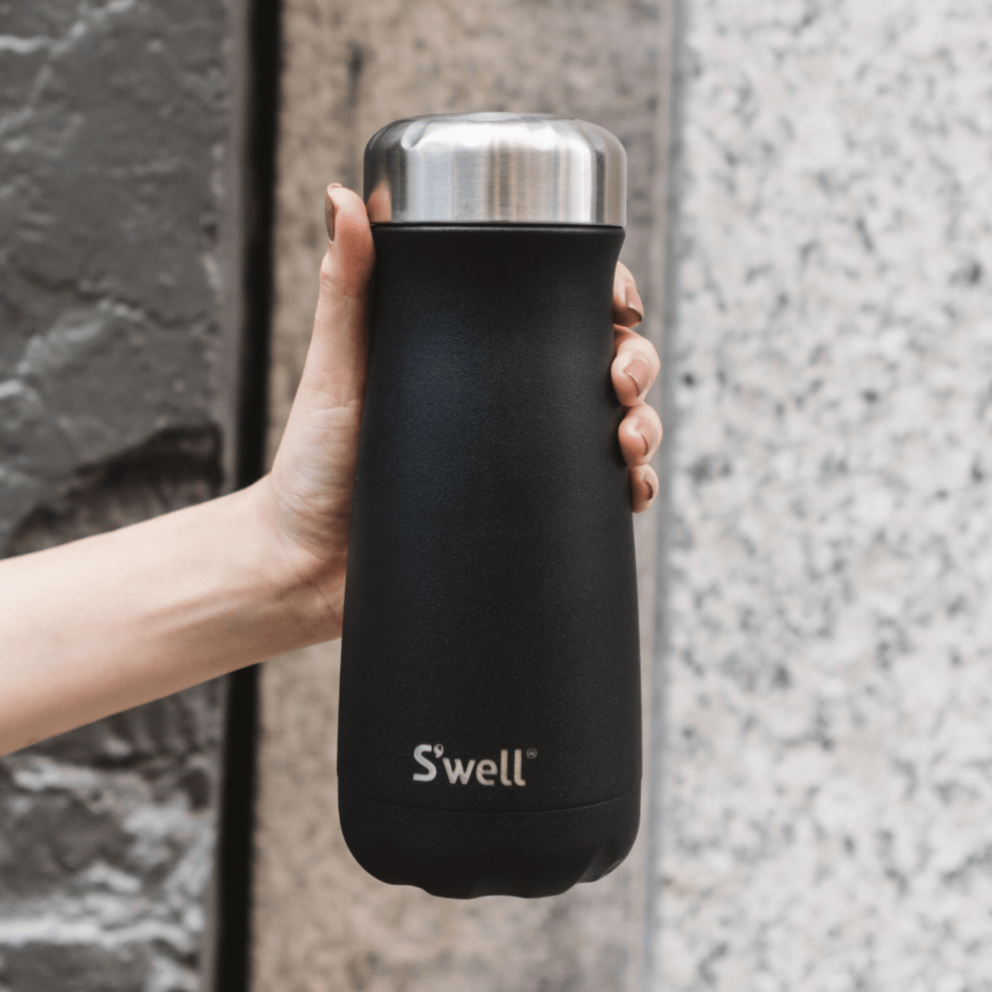 traveler-16oz-u5 Swell-Water-Bottle-Traveler-16oz-Black-Onyx-Lifestyle-1.png