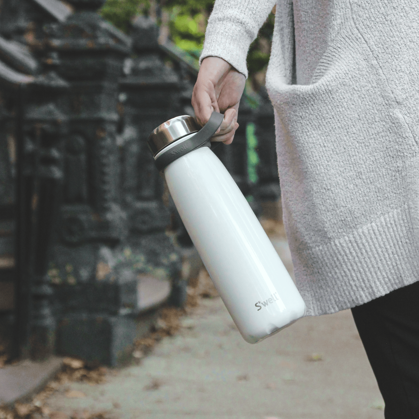 traveler-40oz-c5 Swell-Water-Bottle-Traveler-40oz-White-Angel-Food-Lifestyle-1.png