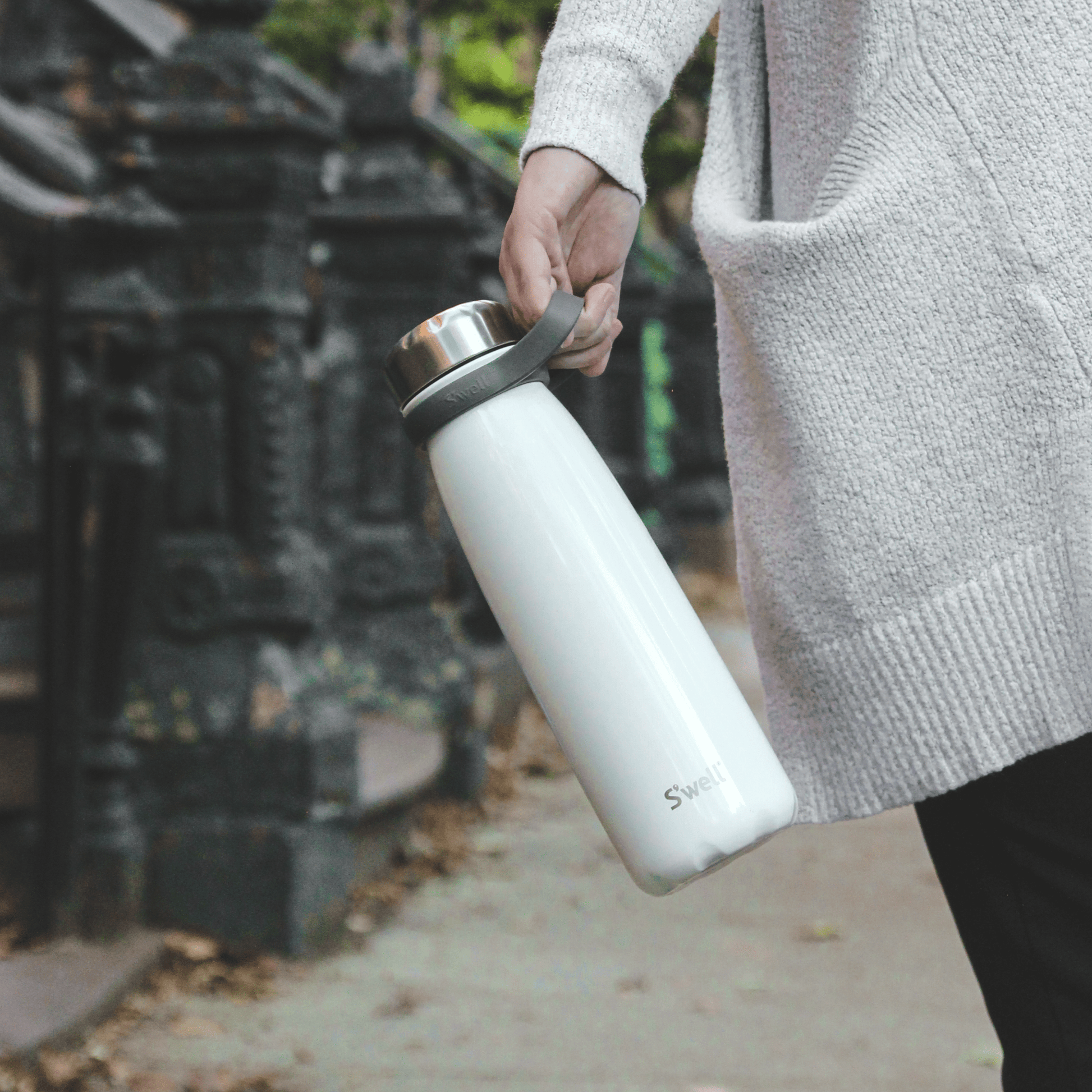 traveler-40oz-c5 Swell-Water-Bottle-Traveler-40oz-White-Angel-Food-Lifestyle-1.png